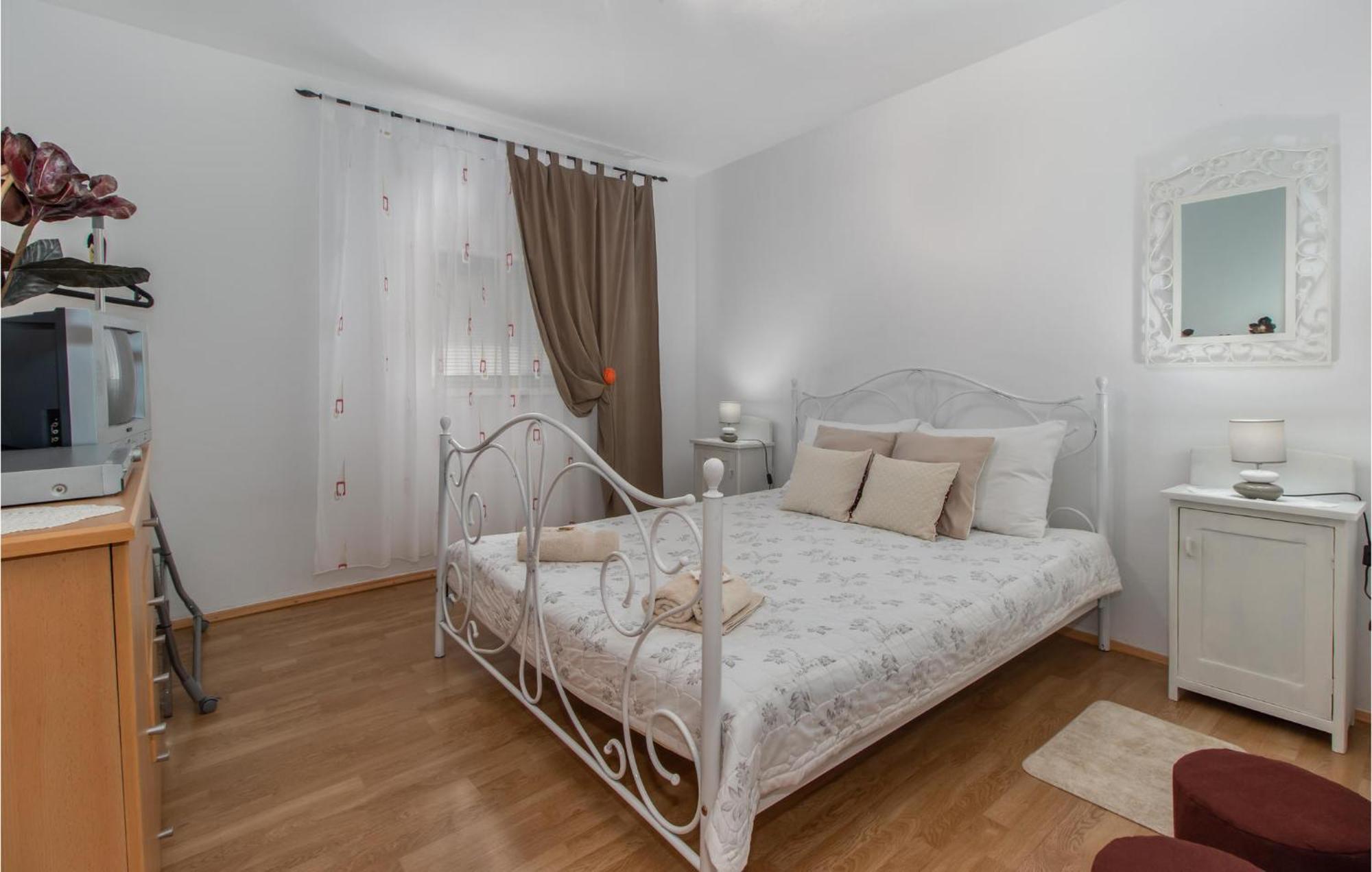 Nice Apartment In Smrika With Kitchen Esterno foto
